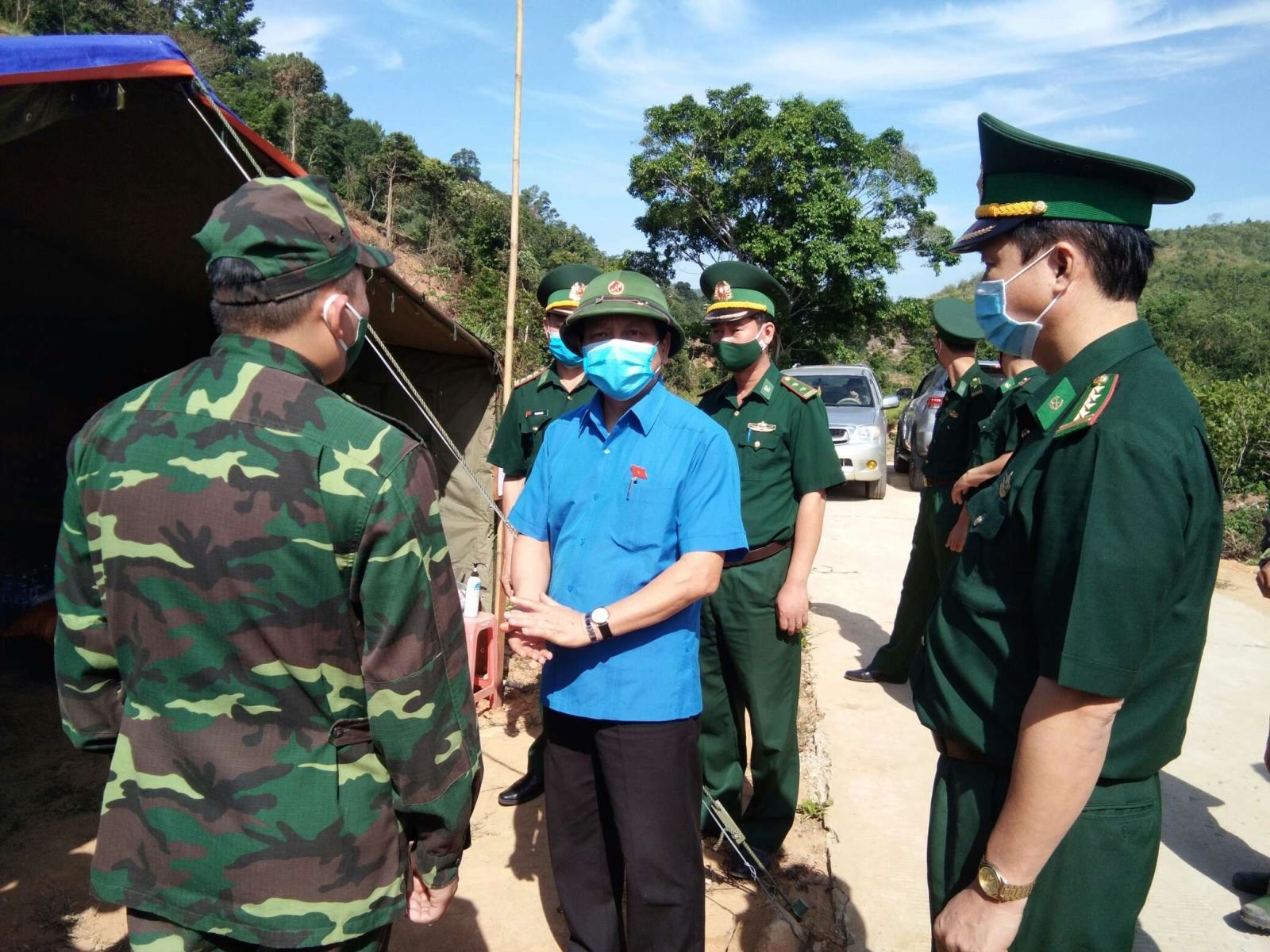 Đồng chí Hoàng Đức Thắng, UVBTV Tỉnh ủy, Trưởng Đoàn ĐBQH tỉnh thăm hỏi động viên các chiến sĩ trực chốt biên giới phòng,  chống dịch COVID -19  Đồn Biên phòng xã Hướng Phùng.