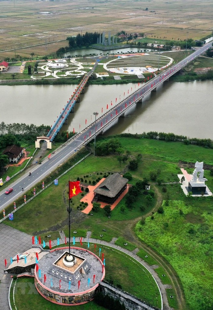 Ngày 30/4 hằng năm, tỉnh Quảng Trị tổ chức Lễ thượng cờ Thống nhất non sông để kỷ niệm ngày giải phóng miền Nam, thống nhất đất nước. (Ảnh: Hồ Cầu/TTXVN)