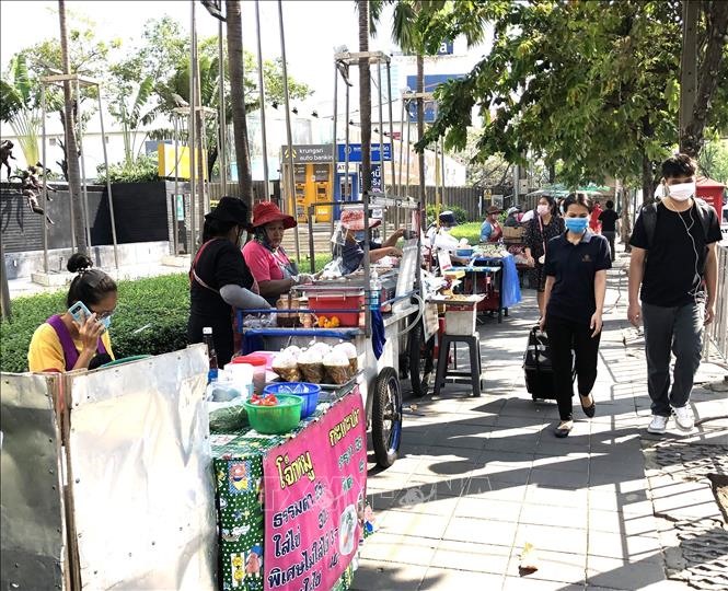 Những người bán hàng rong trên đường phố ở thủ đô Bangkok chủ yếu là lao động nước ngoài.