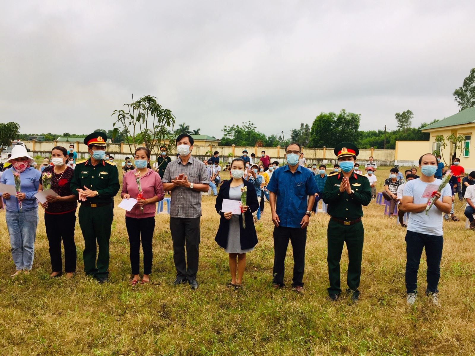 Phó Chủ tịch UBND tỉnh Hoàng Nam trao giấy chứng nhận cho các công dân hoàn thành thời gian cách ly tại Trung đoàn 8, Sư đoàn 968