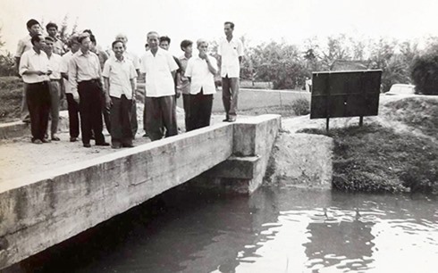 Tổng Bí thư Lê Duẩn thăm công trình thủy nông Nam Thạch Hãn năm1983. Ảnh tư liệu