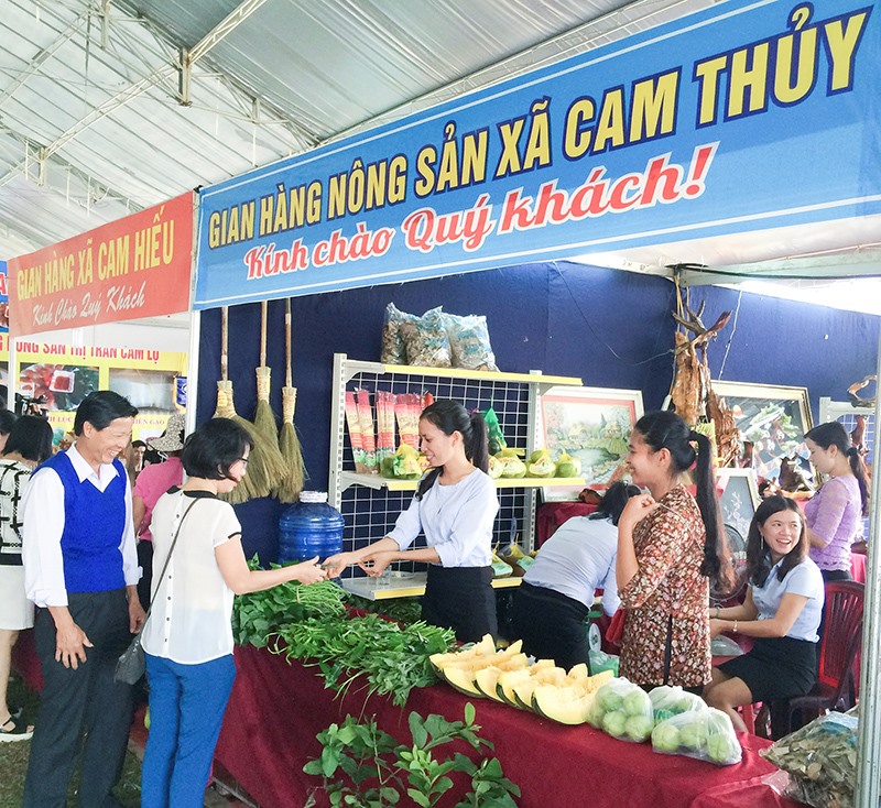 Gian hàng nông sản xã Cam Thủy tham gia hội chợ triển lãm hàng nông sản huyện Cam Lộ. Ảnh: ĐT