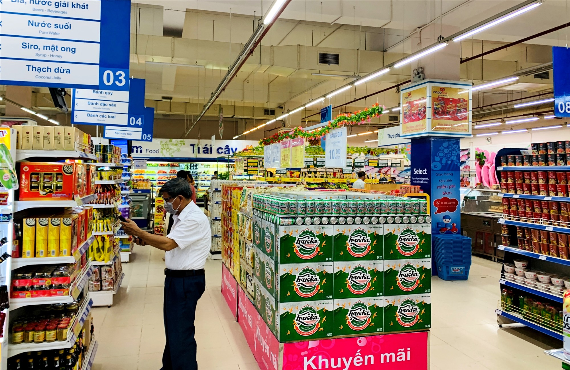 Lượng khách hàng đến mua sắm tại các siêu thị, chợ trên địa bàn giảm đáng kể trong những ngày qua.