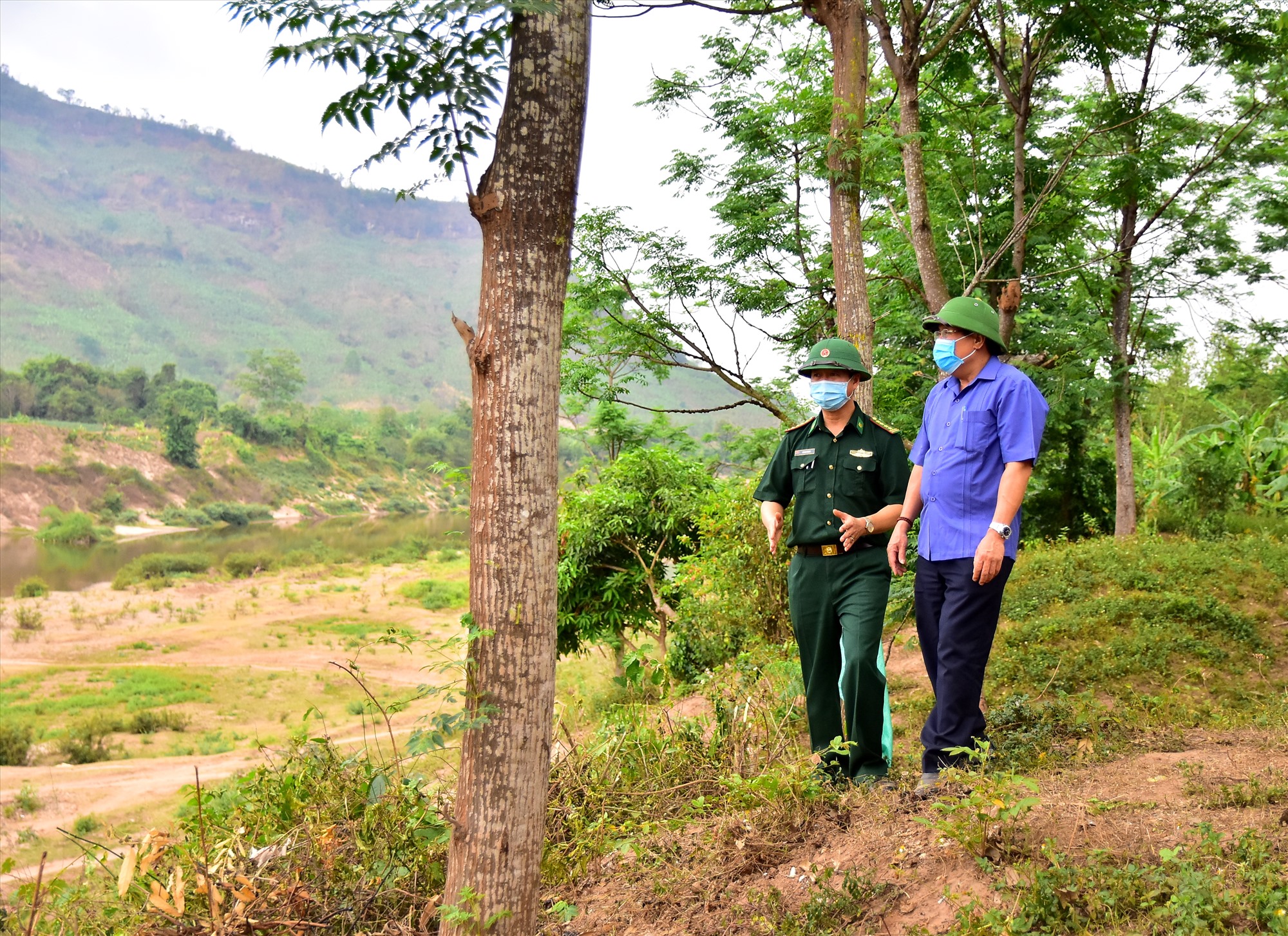 Thực hiện Chỉ thị số 16 của Thủ tướng Chính phủ , Phó Chủ tịch Thường trực UBND tỉnh Hà Sỹ Đồng đi thăm và kiểm tra các chốt kiểm soát phòng, chống dịch dọc tuyến biên giới Việt – Lào.