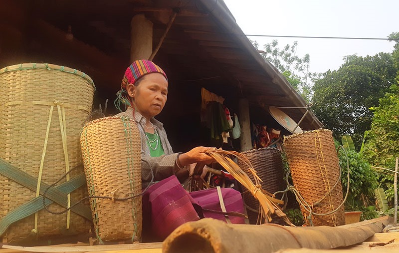 Nhiều phụ nữ dân tộc thiểu số tham gia học nghề đan lát để duy trì và phát triển nghề truyền thống. Ảnh: KS