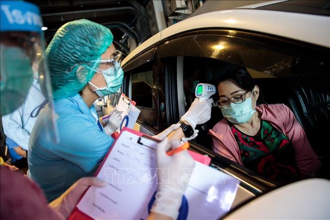 Kiểm tra thân nhiệt phòng lây nhiễm COVID-19 tại Bangkok, Thái Lan, ngày 25/3/2020. Ảnh: AFP/TTXVN