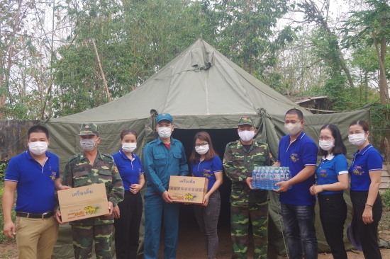 Các doanh nghiệp tặng quà động viên cán bộ, chiến sĩ Đồn Biên phòng CKQT Lao Bảo và các lực lượng tham gia phòng, chống dịch Covid-19 trên biên giới.  Ảnh: Xuân Thế