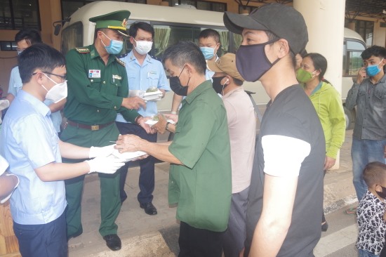 Những suất cơm miễn phí đã được BĐBP và các lực lượng chức năng tại CKQT Lao Bảo cung cấp cho công dân Việt Nam nhập cảnh về nước, chờ cách ly tập trung. Ảnh: Xuân Thế