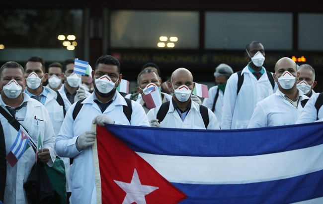 Các bác sĩ Cuba khi đến sân bay tại Milan, Italy. Ảnh: AP