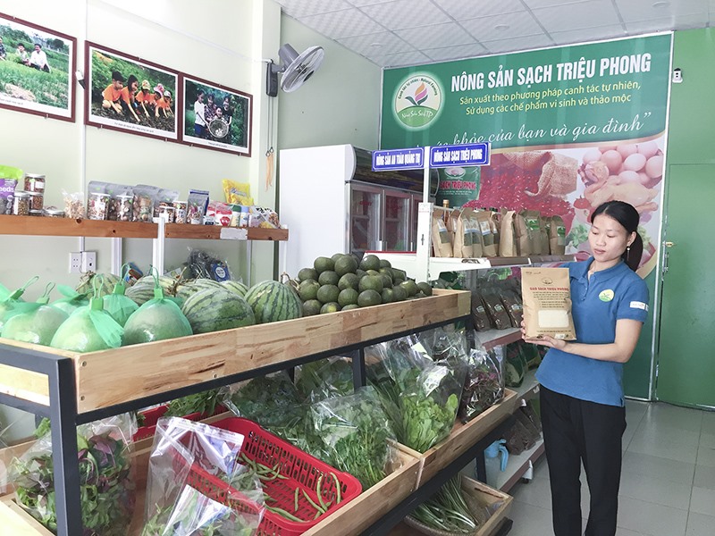 Gian hàng kinh doanh nông sản thực phẩm sạch Triệu Phong ở thành phố Đông Hà. Ảnh: NV