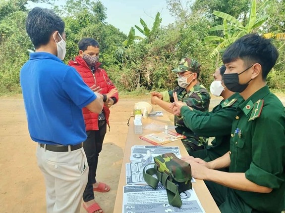 Cán bộ, chiến sĩ Đồn Biên phòng Ba Tầng (huyện Hướng Hóa, tỉnh Quảng Trị) tổ chức tuyên truyền, vận động người dân phòng, chống dịch Covid-19.