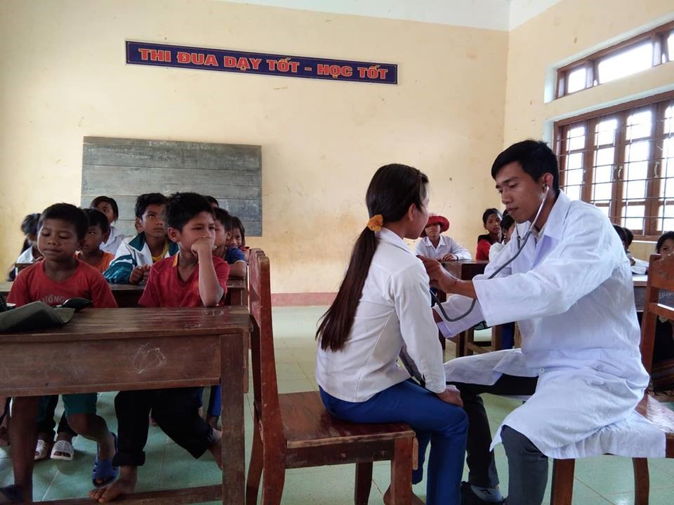 Anh Hồ Văn Thon, nhân viên y tế học đường Trường TH&THCS A Vao (xã A Vao, huyện Đakrông, tỉnh Quảng Trị) kiểm tra sức khỏe cho các em học sinh thuộc điểm trường Pa Lin.