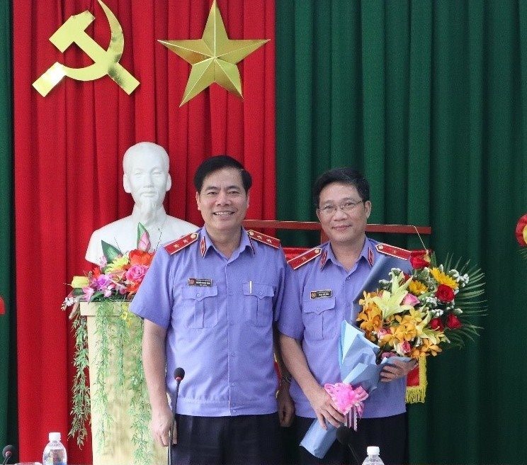 Đồng chí Nguyễn Quang Dũng bàn giao nhiệm vụ Viện trưởng VKSND cấp cao tại Đà Nẵng và tặng hoa chúc mừng đồng chí Phạm Văn Cần