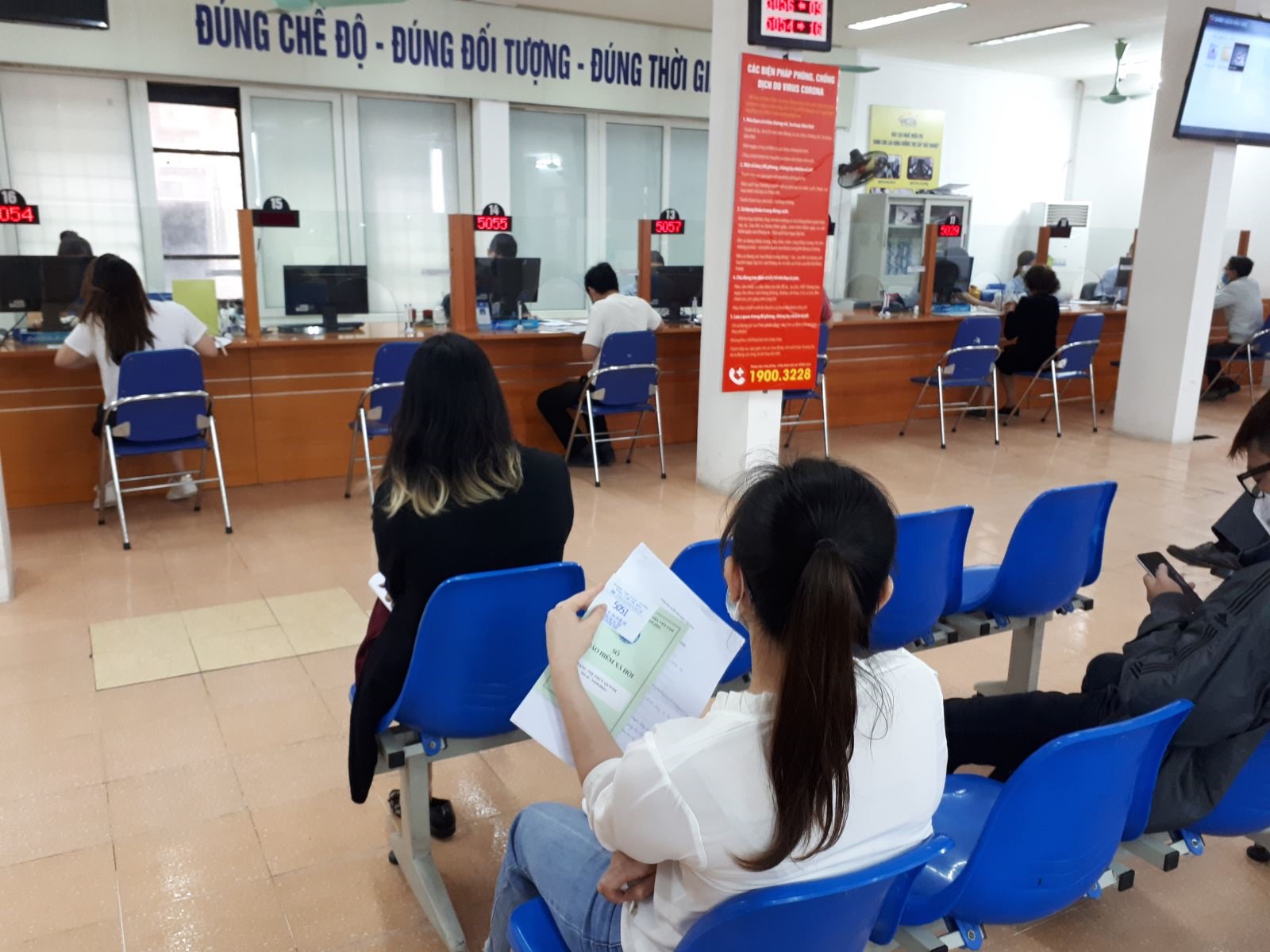 Người lao động đến làm thủ tục bảo hiểm thất nghiệp tại Trung tâm Dịch vụ việc làm Hà Nội. Ảnh: XM/Báo Tin tức