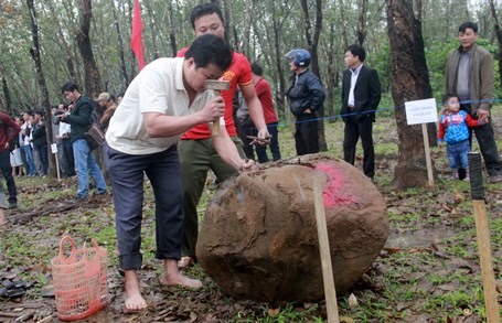 Hội thi chẻ đá trong dịp Tết Đinh Dậu 2017 của người dân miền tây huyện Gio Linh, tỉnh Quảng Trị - ảnh H.T