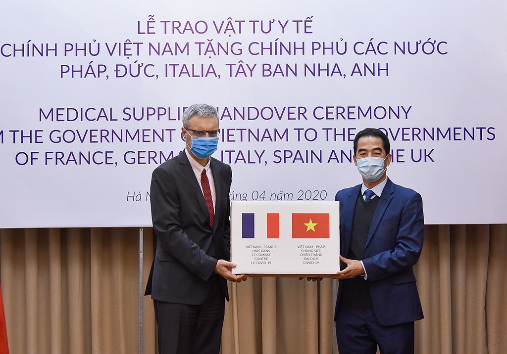 Thứ trưởng Ngoại giao Tô Anh Dũng trao hàng hỗ trợ phòng chống dịch Covid-19 của Chính phủ Việt Nam gửi tặng Chính phủ và nhân dân các nước Pháp, Đức, Italia, Tây Ban Nha và Anh ngày 07/4/2020