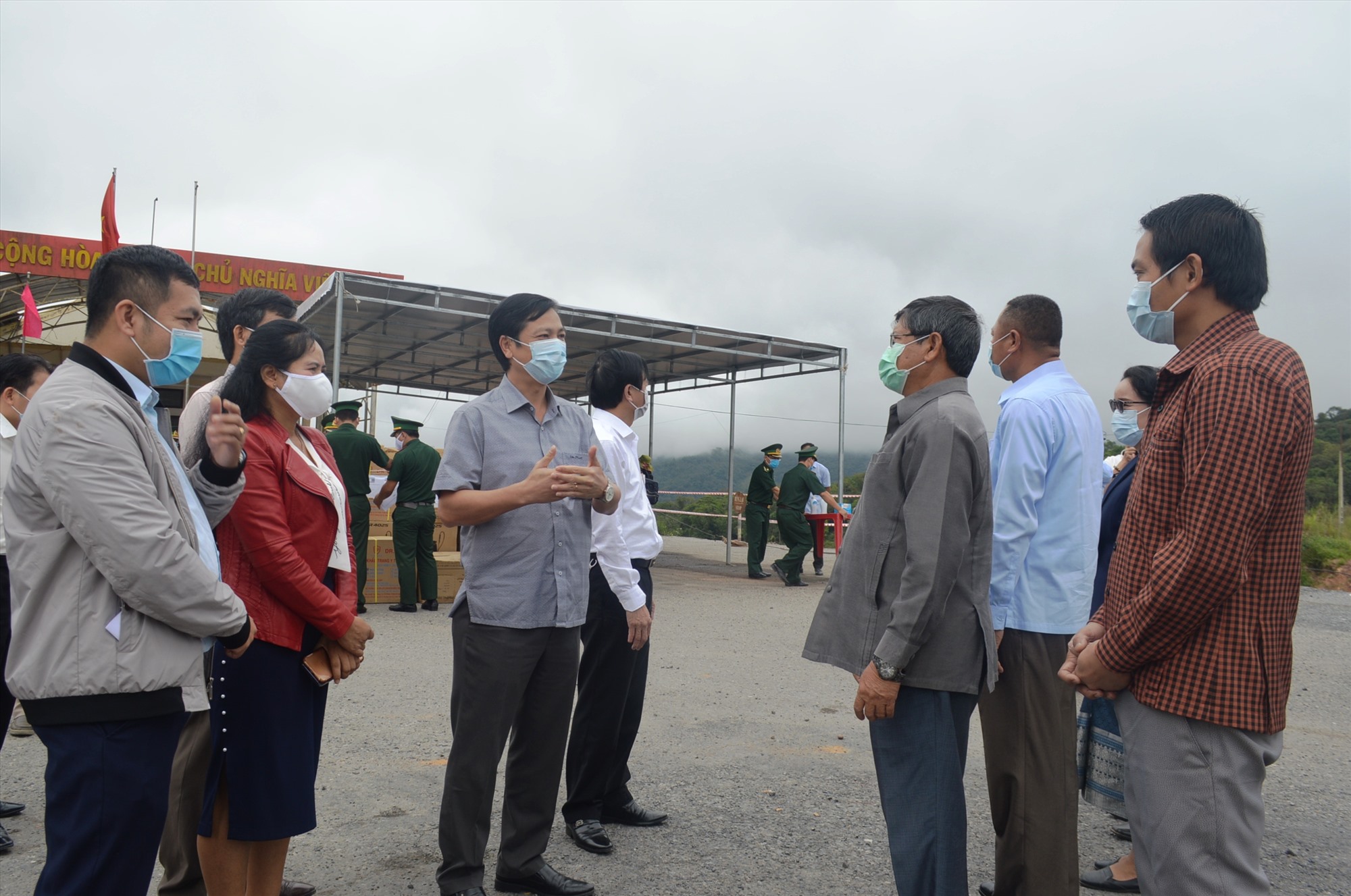 Lãnh đạo và thành viên đoàn công tác hai tỉnh Quảng Trị- Salavan trao đổi tình hình phòng chống COVID-19 trong buổi làm việc được tổ chức ở Cửa khẩu quốc tế La Lay- Ảnh: ĐV