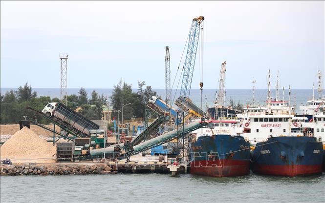 Các tàu hàng cập Cảng biển Cửa Việt để nhận hàng hóa. Ảnh: Nguyên Lý/TTXVN