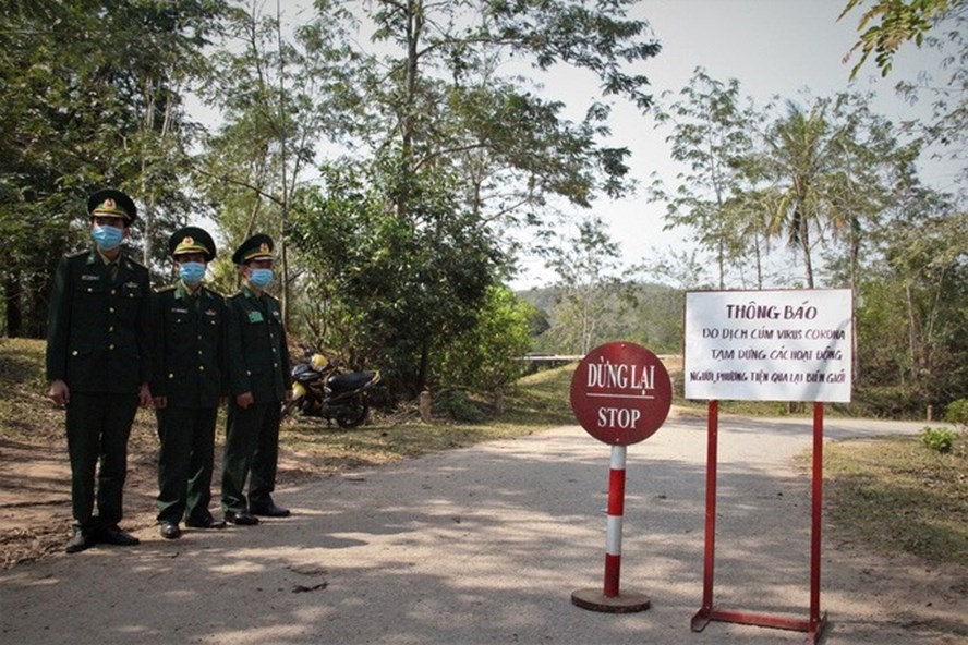 Việc tạm dừng xuất nhập cảnh với người ở cửa khẩu tại Quảng Trị vẫn diễn ra, nhưng người dân có thể đến khu vực biên giới để trao đổi hàng hóa. Ảnh: ĐN.