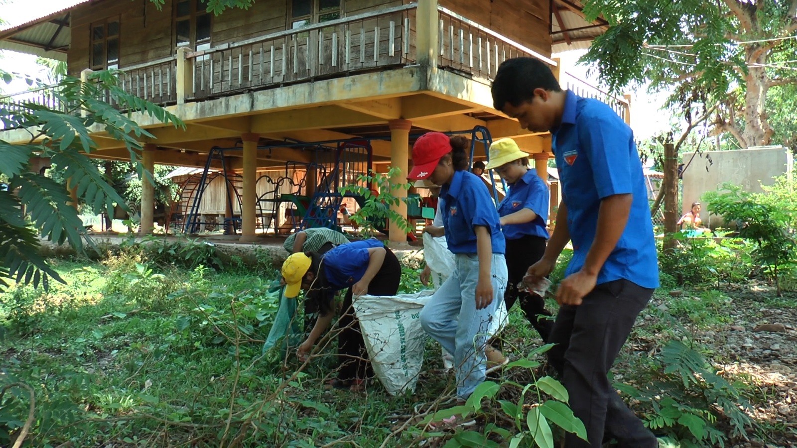 Nhiều đoàn viên thanh niên trong thôn đã tham gia nhặt rác cùng ông Vỗ Bun