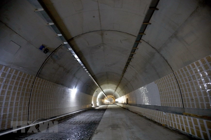 Hầm Hải Vân 2 được thiết kế rộng 9,7m, đảm bảo 2 làn xe rộng 7m, đường bộ hành và bảo dưỡng rộng 1m, hai dải an toàn 1,5m. (Ảnh: Huy Hùng/TTXVN)