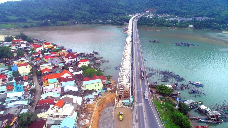 Đường dẫn phía Bắc hầm Hải Vân (tỉnh Thừa Thiên-Huế) đang trong giai đoạn hoàn thiện. (Ảnh: Huy Hùng/TTXVN)