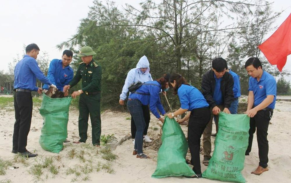 Lực lượng đoàn viên thanh niên Quảng Trị ra quân vệ sinh môi trường, thu gom rác thải