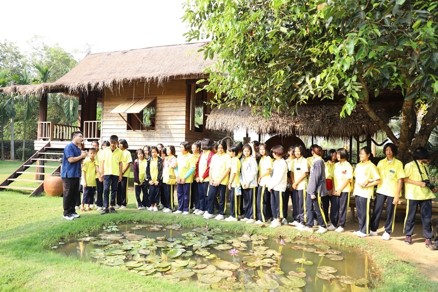 Các em học sinh Trường tiểu học Phachara Kittiyapha 2, Thái Lan đến thực tế môn lịch sử tại khu di tích. (Ảnh: Hữu Kiên/TTXVN)