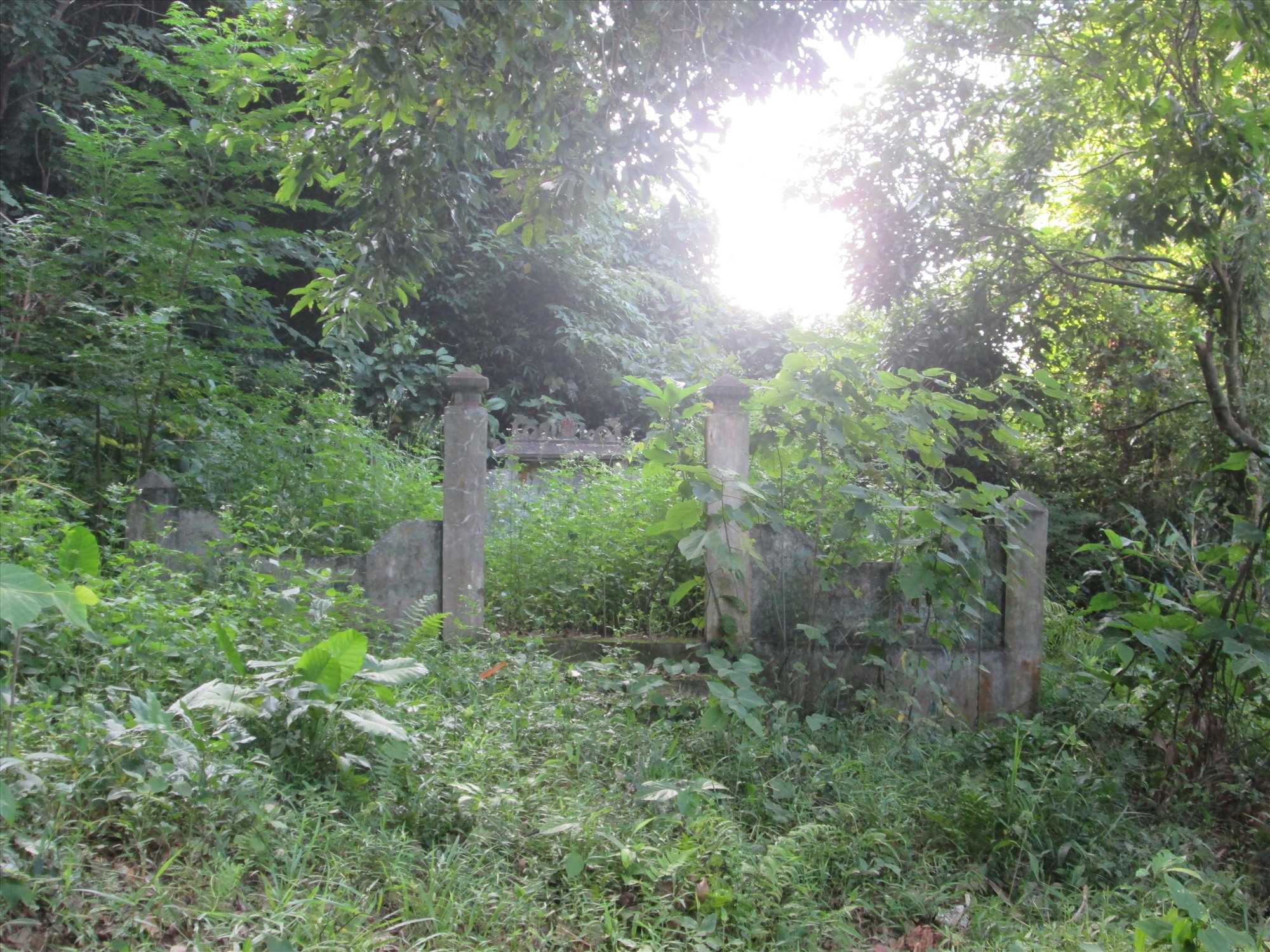 Bây giờ một số người Vân Kiều xây lăng mộ theo kiểu mai táng của người Việt nhưng vẫn được xây ở rừng ma và “tài sản” vẫn được người sống chia cho người chết. Ảnh: HH