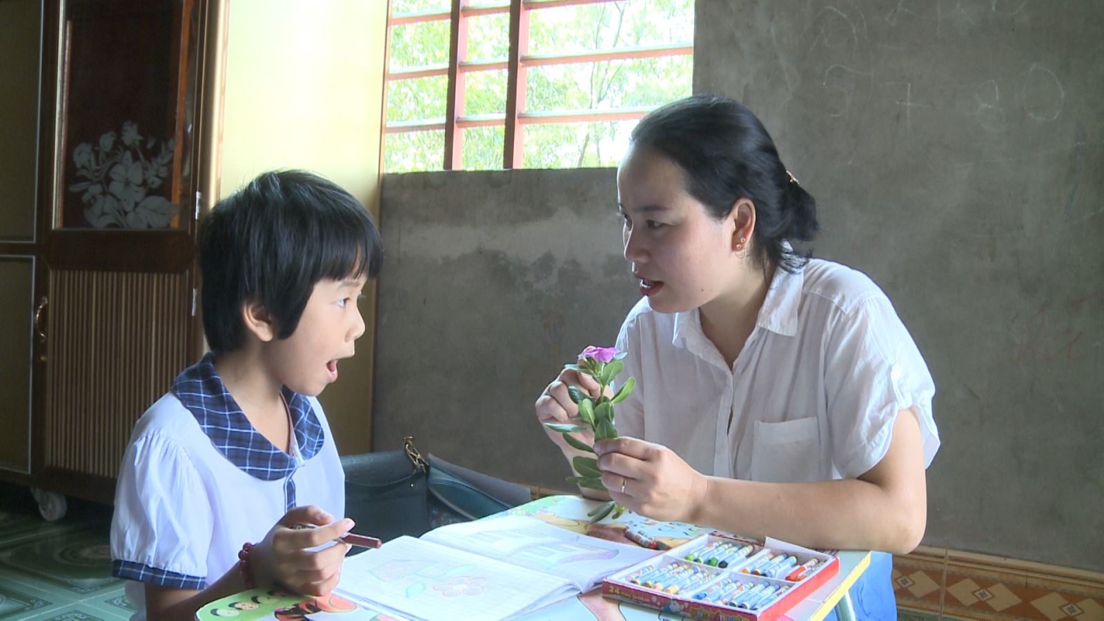 Chị Nguyễn Hoàng Vân, kỹ thuật viên Phục hồi chức năng, Trung tâm PHCN Thiện Nhân, Hội Từ thiện tỉnh đang hướng dẫn học sinh khuyết tật học tại nhà.