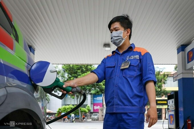 Ôtô bơm nhiên liệu tại trạm của Petrolimex ở TP HCM. Ảnh: Quỳnh Trần.