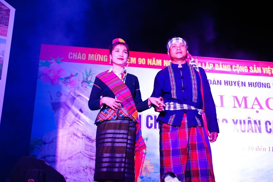 Trình diễn trang phục truyền thống của người Vân Kiều, Pa Cô tại Phiên chợ vùng cao Hướng Hóa lần thứ nhất năm 2020