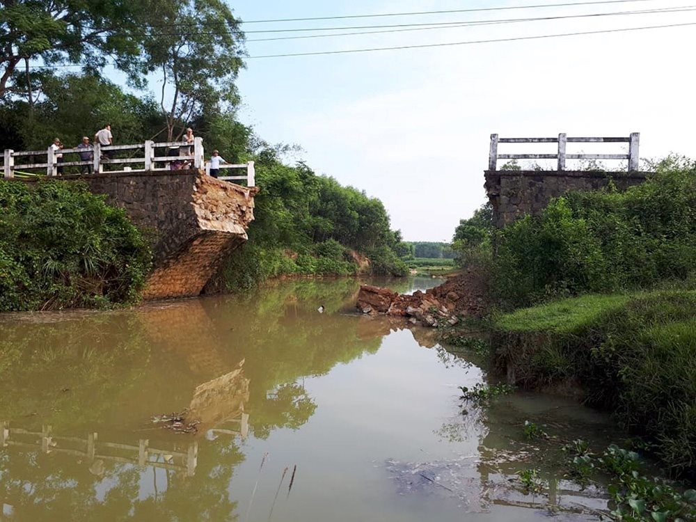 Cầu Kênh nối hai thôn An Bình-Tân Định, xã Vĩnh Chấp đã bị sập trong đêm
