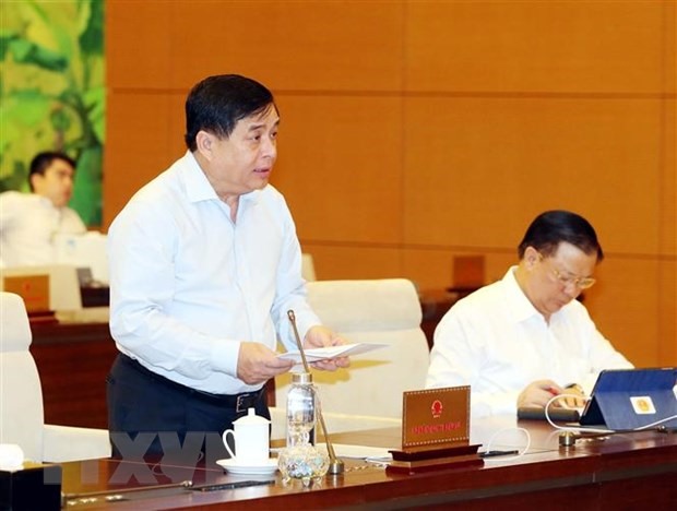 Bộ trưởng Bộ Kế hoạch và Đầu tư Nguyễn Chí Dũng trình bày báo cáo về kinh tế-xã hội. (Ảnh: Trọng Đức/TTXVN)