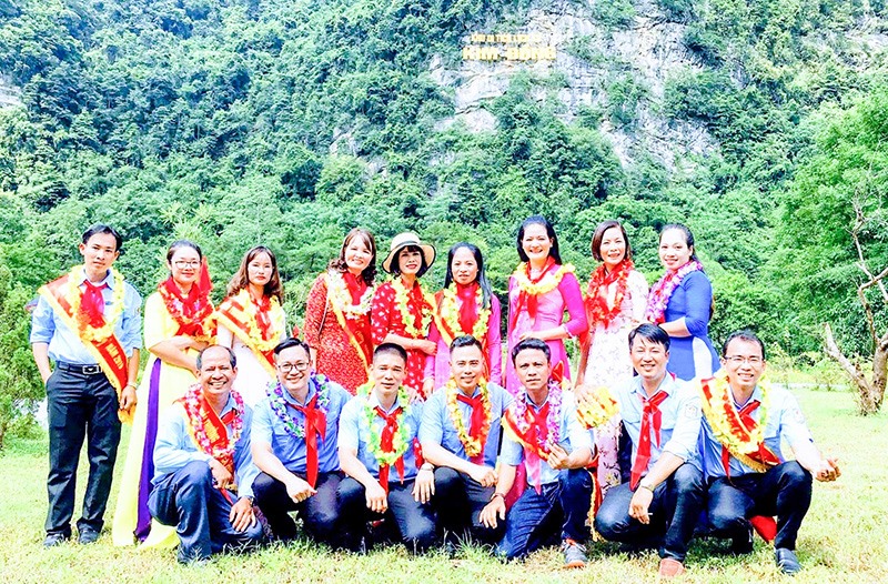 Thầy Trần Minh Tuấn (ngồi hàng dưới, thứ ba, từ trái sang phải) chụp ảnh lưu niệm với các tổng phụ trách đội đạt giải thưởng “Cánh én hồng”. Ảnh: NVCC