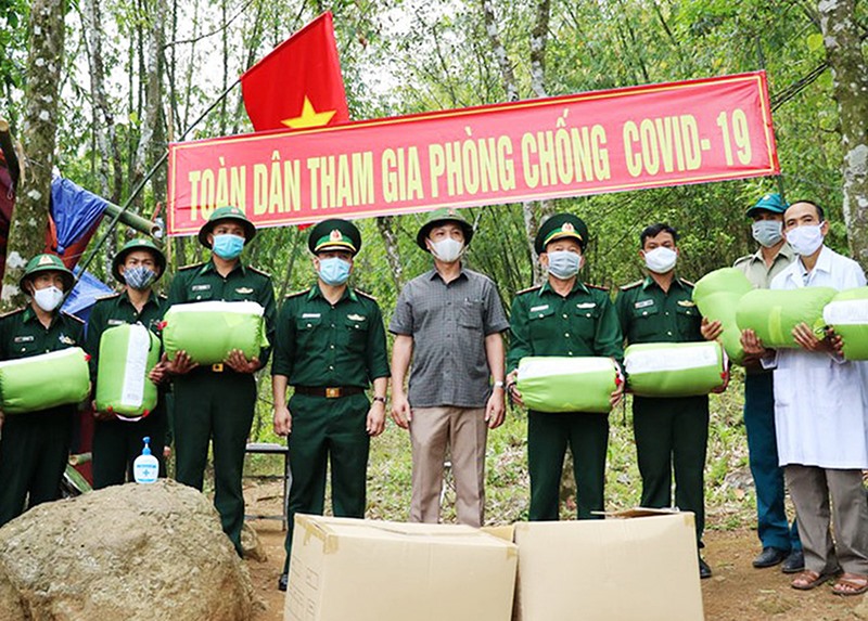 Phó Chủ tịch UBND tỉnh Quảng Trị Hoàng Nam (đội mũ cối đứng giữa) thăm cán bộ, chiến sĩ tại một chốt trực phòng chống COVID-19 ở Hướng Hóa. Ảnh: Tú Linh