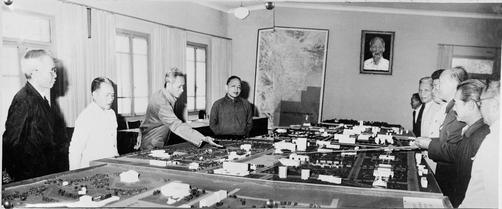 Thủ tướng Phạm Văn Đồng đã ký quyết định lấy ngày 2/9/1973 là ngày khởi công và ngày 2/9/1975 là ngày hoàn thành, đưa công trình vào hoạt động.