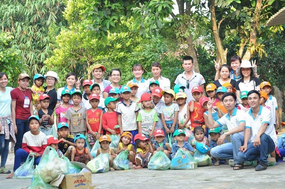 . Nhóm Ươm nắng tặng quà cho các em học sinh trường Tiểu học xã Vĩnh Ô (Vĩnh Linh - Quảng Trị)