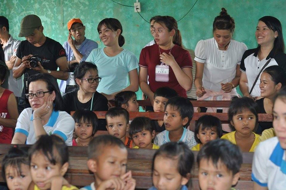 . Nhóm Ươm nắng tặng quà cho các em học sinh trường Tiểu học xã Vĩnh Ô (Vĩnh Linh - Quảng Trị)