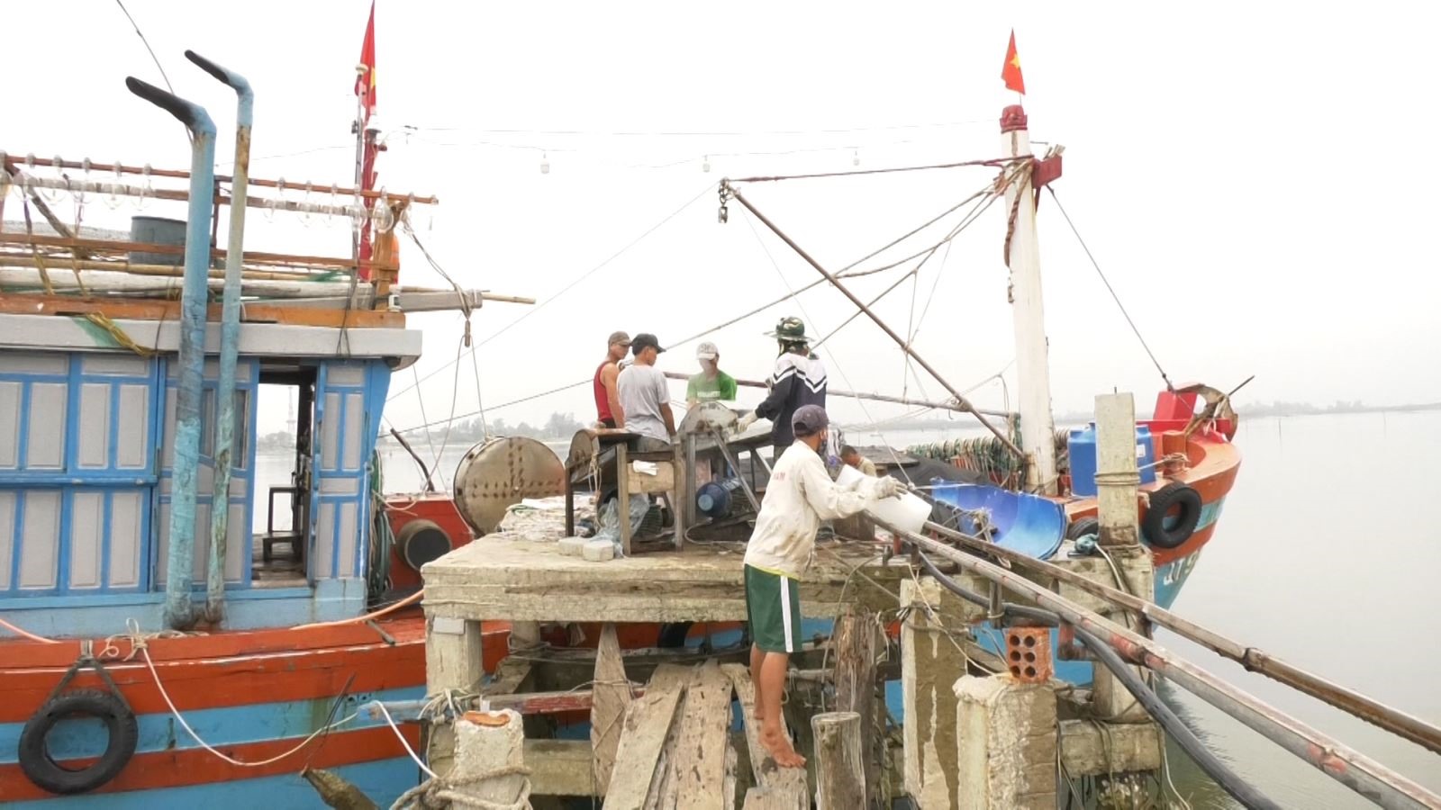 Ngư dân ở thị trấn Cửa Việt chuẩn bị nhu yếu phẩm đi biển đánh cá