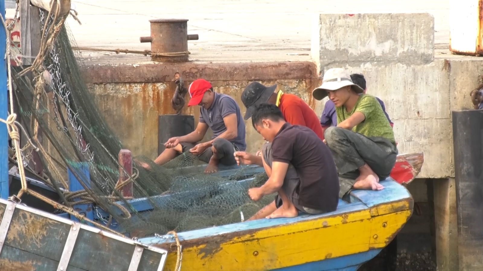 Tàu cá Ông Lê Văn Lượng chuẩn vươn khơi đánh bắt cá bất chấp lệnh cấm vô căn cứ trên biển Đông