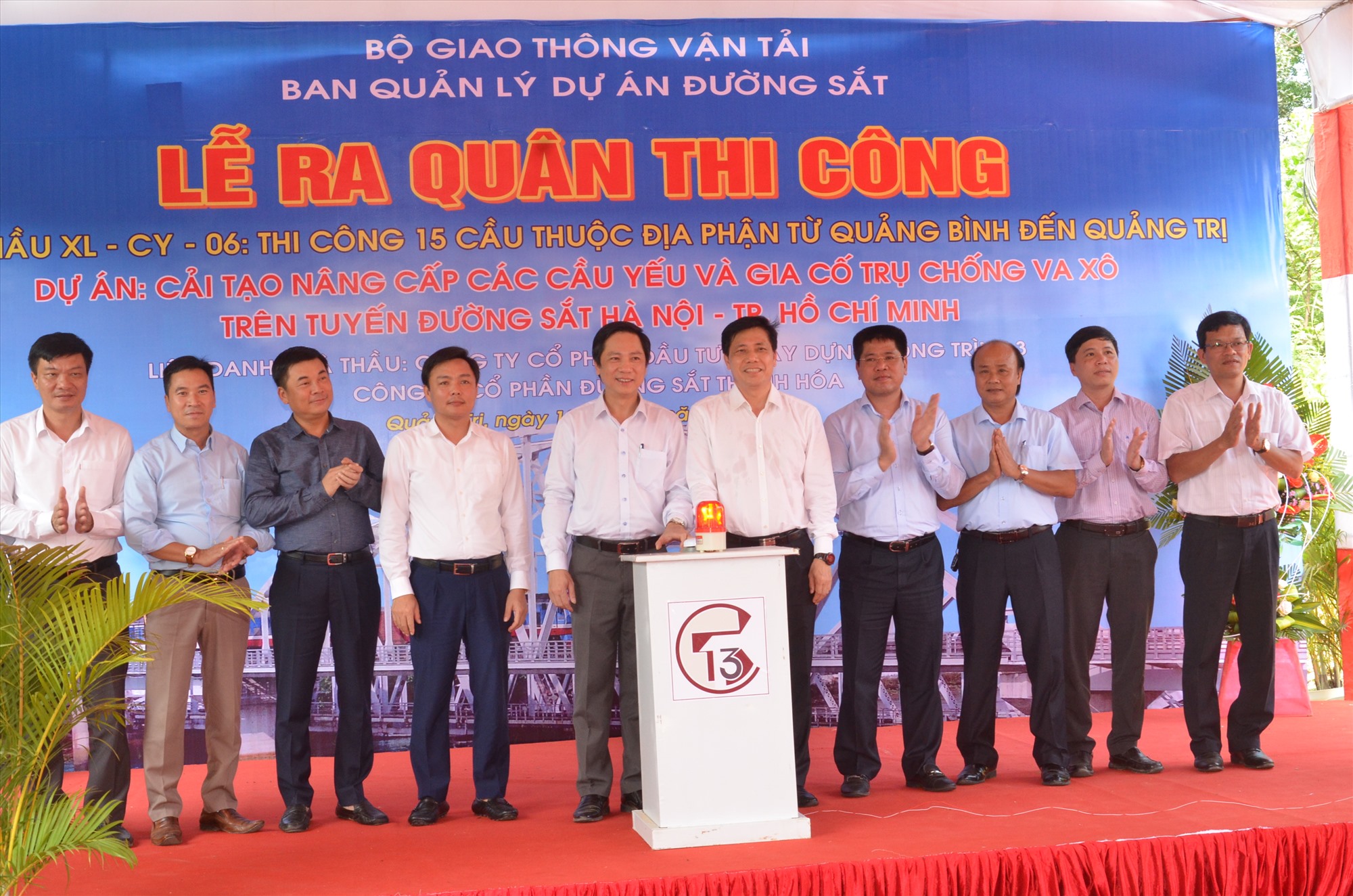 Thứ trưởng Bộ Giao thông vận tải Nguyễn Ngọc Đông và Phó Chủ tịch UBND tỉnh Hoàng Nam cùng lãnh đạo các đơn vị, địa phương bấm nút khởi động thi công dự án