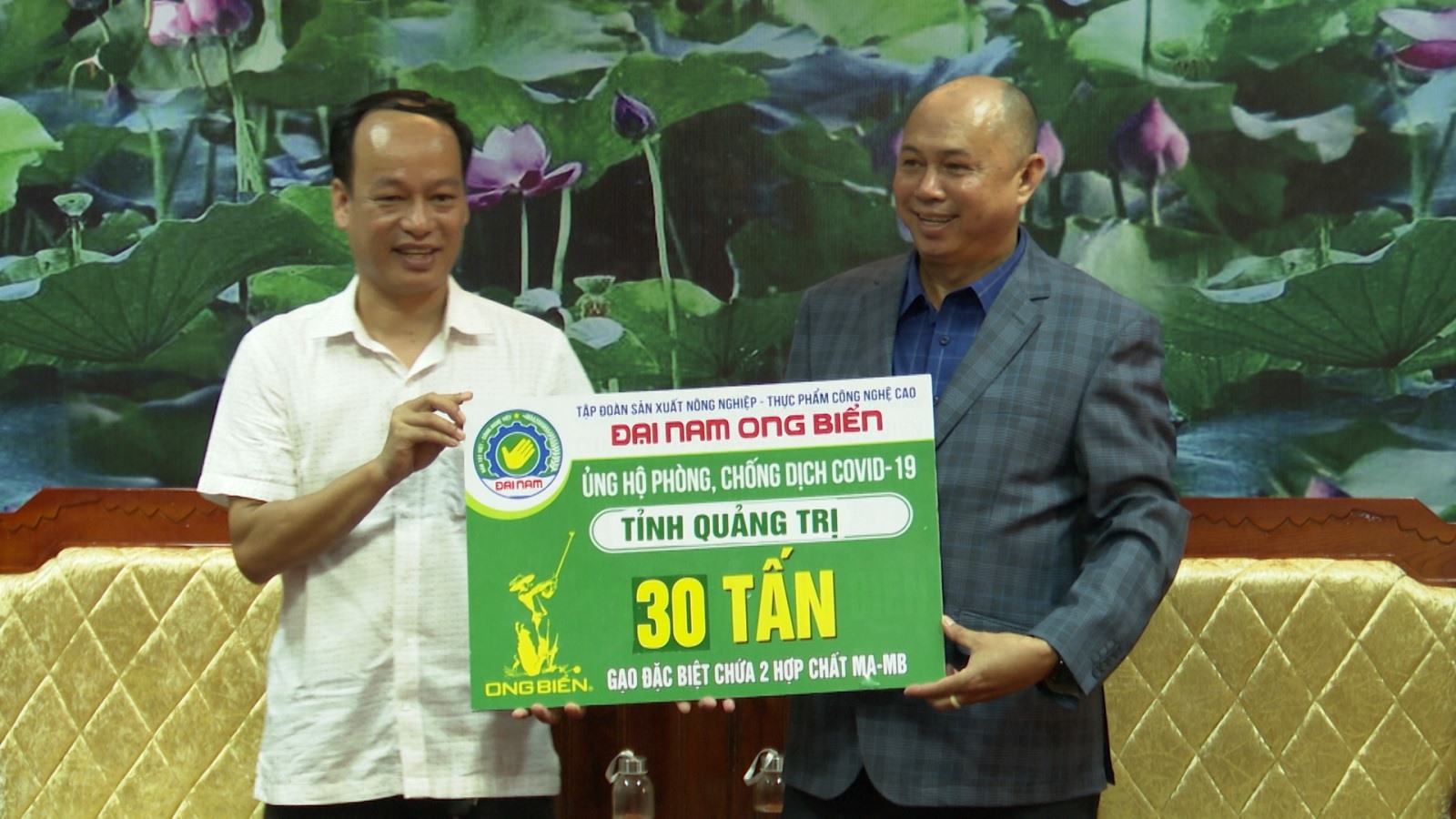 Lãnh đạo UBMTTQVN tỉnh tiếp nhận bảng tượng trưng 30 tấn gạo do Công ty CP Đại Nam Ong biển trao tặng