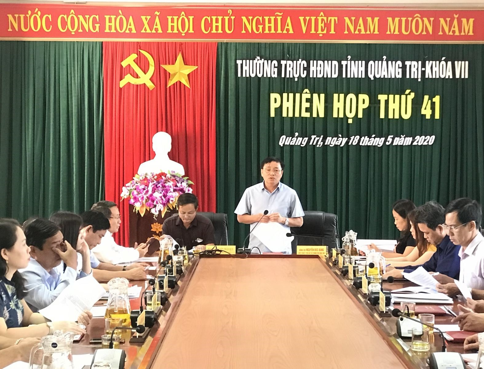 Phó Chủ tịch Thường trực HĐND tỉnh Nguyễn Đức Dũng phát biểu tại phiên họp
