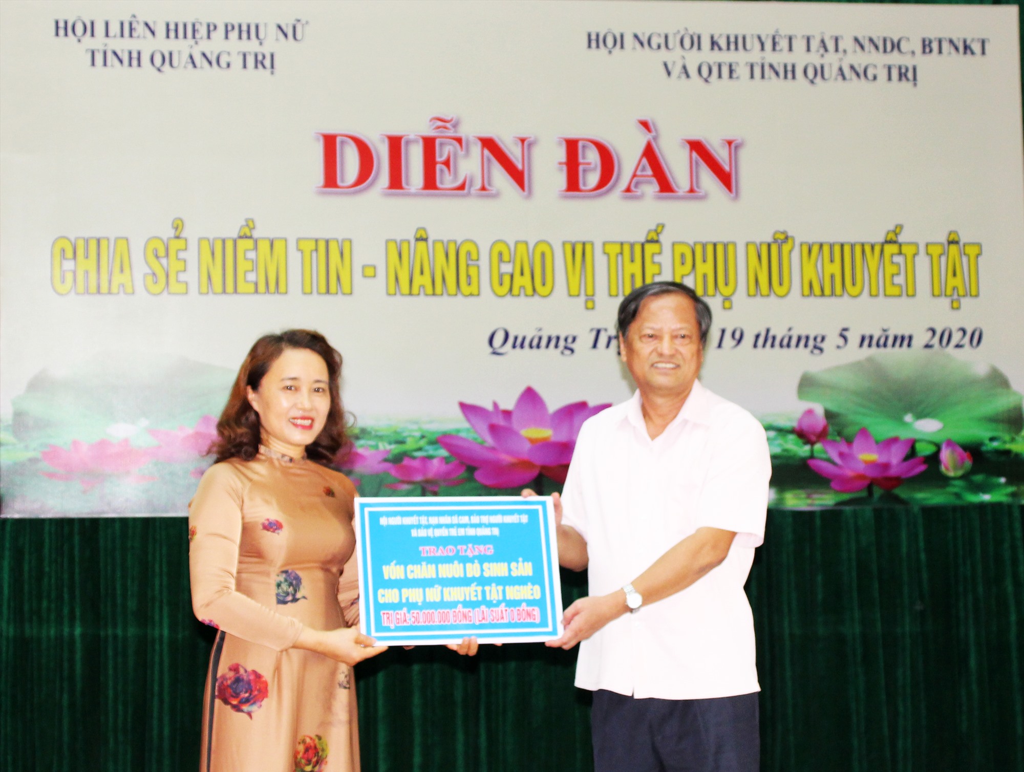 Chủ tịch Hội LHPN tỉnh tiếp nhận 50 triệu đồng vốn từ Hội NKT,NNDC, BTNKT&QTE tỉnh Quảng Trị để hỗ trợ chăn nuôi bò sinh sản cho PNKT-Ảnh: T.L