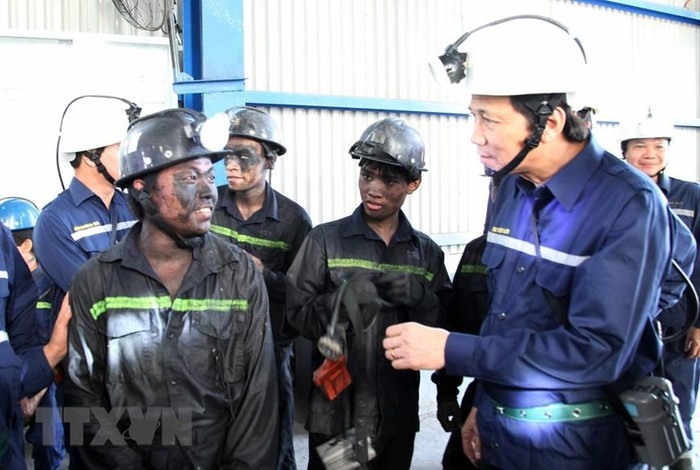 Bộ trưởng Bộ Lao động - Thương binh và Xã hội Đào Ngọc Dung thăm hỏi công nhân mỏ than hầm lò tại Công ty Cổ phần than Núi Béo, Quảng Ninh (12/9/2019). (Ảnh: TTXVN) phát