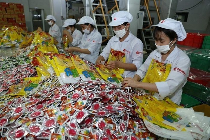 Công nhân Công ty Cổ phần Tràng An (Hà Nội) đóng gói sản phẩm kẹo. (Ảnh: Vũ Sinh/TTXVN)