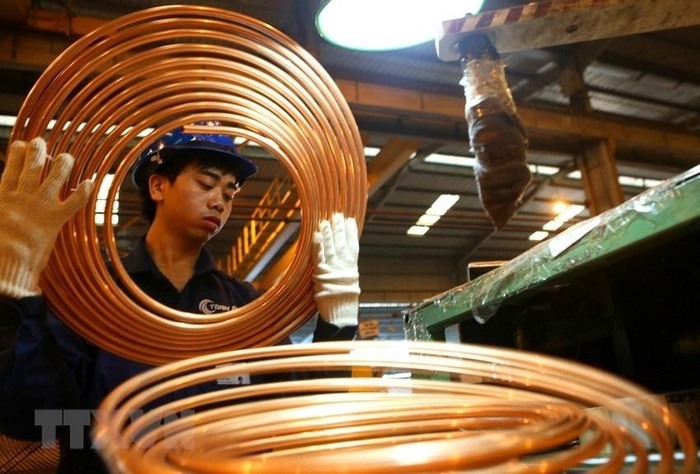 Công nhân nhà máy sản xuất ống đồng Toàn Phát (Hưng Yên). (Ảnh: Ngọc Hà/TTXVN)