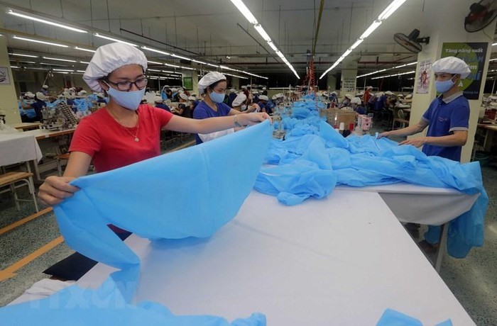 Công nhân xưởng sản xuất quần áo bảo hộ y tế của Công ty Cổ phần Đầu tư và Thương mại TNG (Thái Nguyên). (Ảnh: Trần Việt/TTXVN)