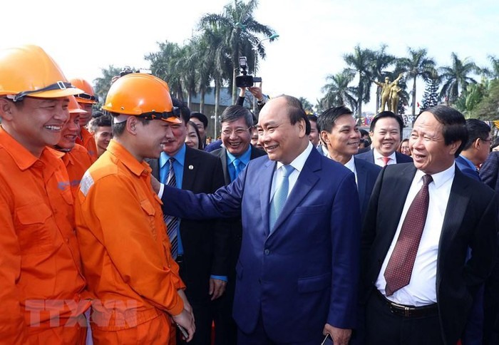 Thủ tướng Nguyễn Xuân Phúc thăm hỏi, động viên, chúc Tết công nhân, người lao động tại cảng Hoàng Diệu, Hải Phòng (30/1/2019). (Ảnh: Thống Nhất/TTXVN)